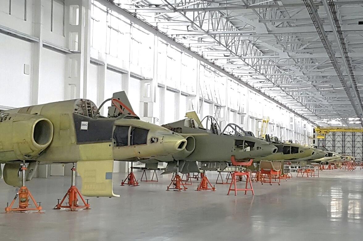 Заводской цех Су-25NG — несколько планеров